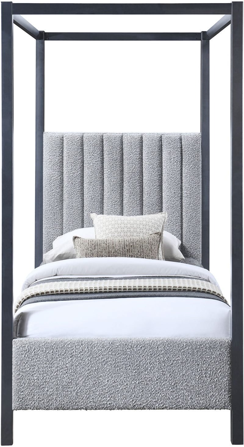 Kelly - Bed